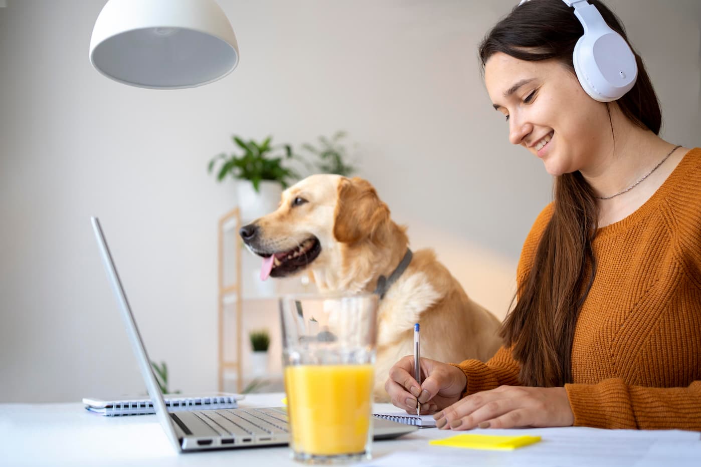 Tutora realizando agendamento rápido de atendimento para pet
